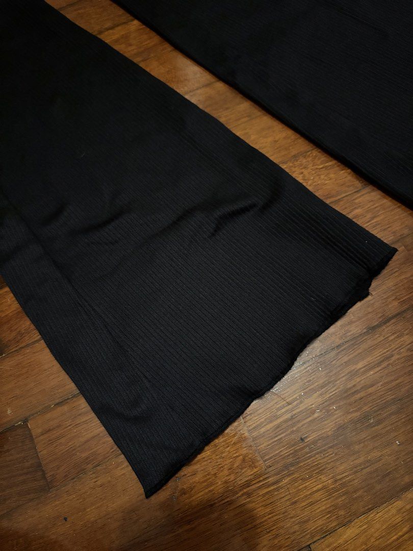 Divided H&M BLACK Ribbed Flared Pants (Category: Other Bottoms) located in Petaling Jaya. Submitted by laundrytherapy (Listing ID 1451222210, Image 3). Description: - Black ribbed flared pants from Divided by H&M - High waisted with a stretchy waistband - Flare starts from the knee down - Raw hem at the bottom - Comfortable and stylish for casual or dressed-up looks.