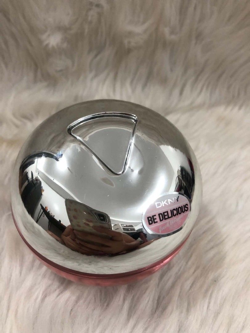 DKNY Be Delicious Eau de Parfum Spray (Category: Fragrance & Deodorants) located in Manila. Submitted by le_chic_cart (Listing ID 1451152655, Image 1). Description: PRELOVED! ilang spray lang ang nagamit more or less 90-95% pa ang Laman - DKNY Be Delicious Eau de Parfum spray - Unique apple-shaped bottle with silver top - Features a fun and fruity fragrance - Pink liquid inside - Suitable for everyday wear or special occasions - Significant amoun