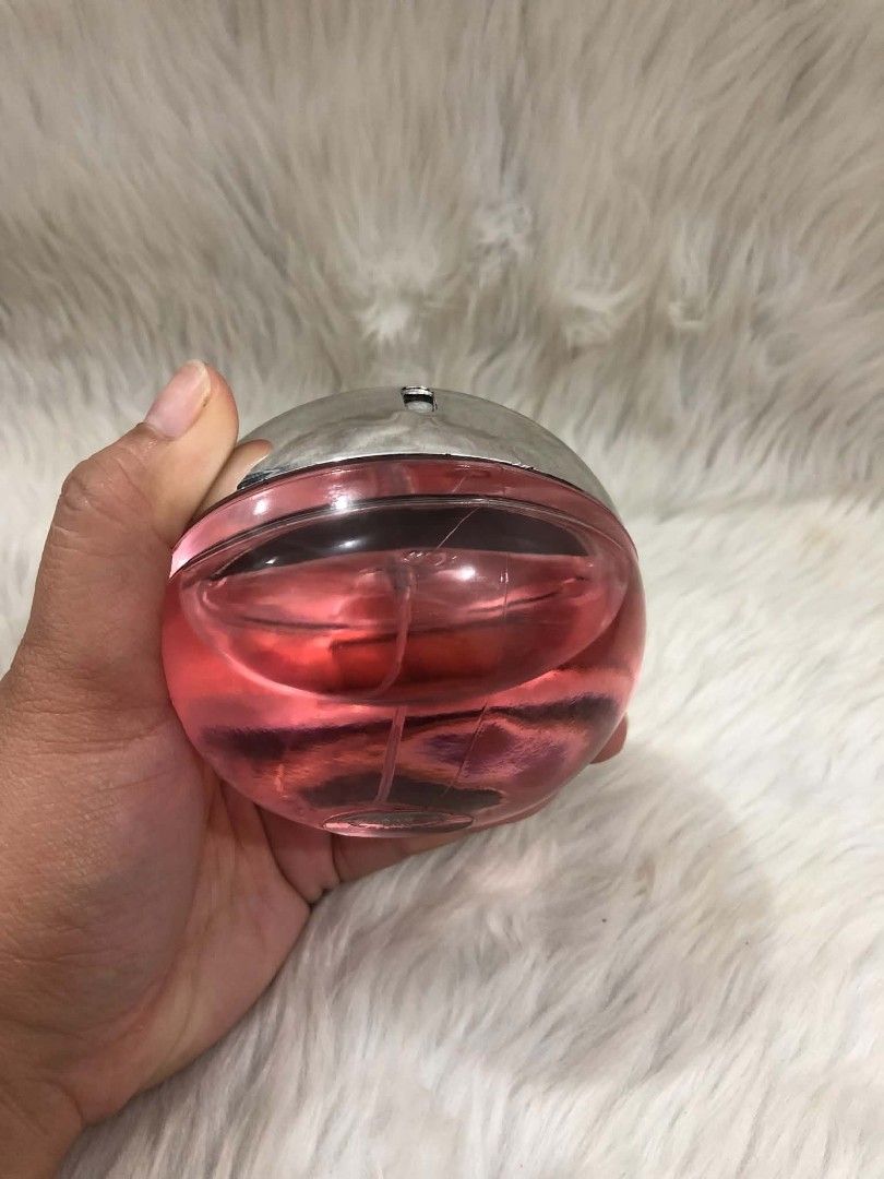 DKNY Be Delicious Eau de Parfum Spray (Category: Fragrance & Deodorants) located in Manila. Submitted by le_chic_cart (Listing ID 1451152655, Image 2). Description: PRELOVED! ilang spray lang ang nagamit more or less 90-95% pa ang Laman - DKNY Be Delicious Eau de Parfum spray - Unique apple-shaped bottle with silver top - Features a fun and fruity fragrance - Pink liquid inside - Suitable for everyday wear or special occasions - Significant amoun