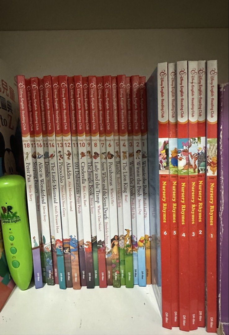 Dr Max 迪士尼兒童圖書及兒歌書連點讀筆 Disney English Reading Books Set （分類：兒童書籍）位於 Hong Kong。 由 twinklelittestar 提交（商品編號 1451273038，圖片 1）。簡介： Dr Max 迪士尼圖書，全套24本，1至18本是故事書，另外右邊1至6本是兒歌書，點讀筆可發聲，小朋友可跟着唱歌或朗讀圖書。 適合幼稚園至初小學生。 原價超過$1000，現在放300。。