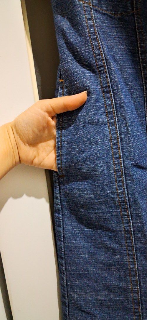 Dress Jeans OL/Kemben (Kategori: Gaun & Rok) berada di Bogor. Dikirim oleh wildflower_14 (ID iklan 1451322630, Gambar 3). Deskripsi: Masih baru hanya tag sudah lepas LD 86-96 LP 82 P 75 (kemben) Tali adjustable dan bisa di lepas pasang (bisa OL maupun kemben) Saku hanya kanan Sangat cantik saat digunakan dgn kemeja berkerah.