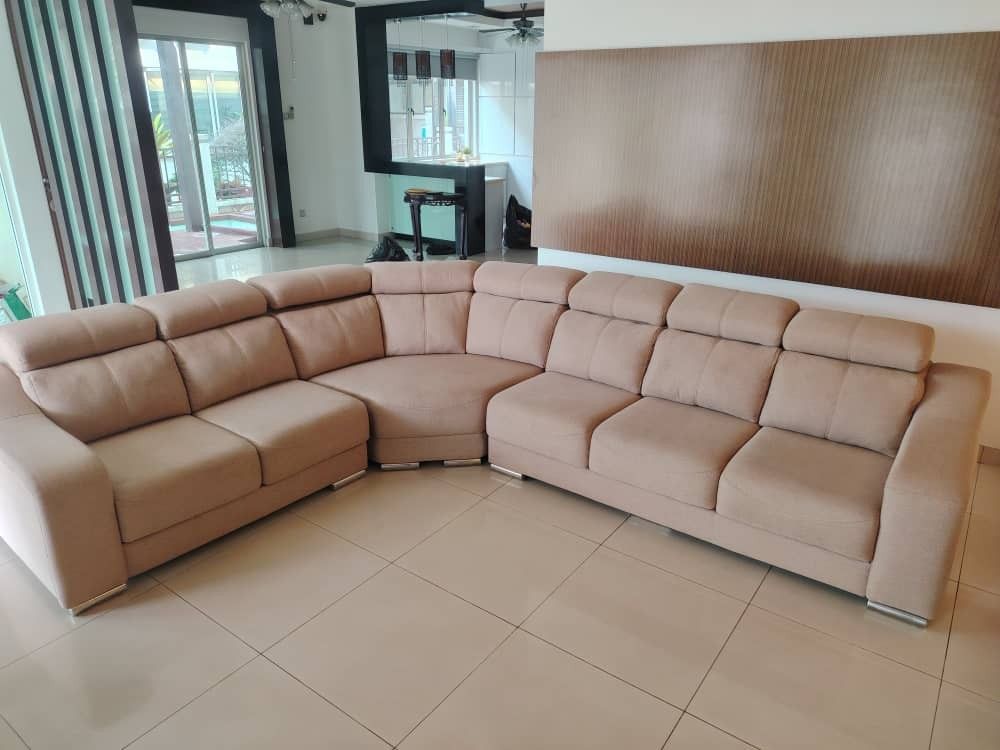 Fast Clearance Luxury Items (Category: Other Home Furniture) located in Kuala Lumpur. Submitted by newbird_e04cf2 (Listing ID 1451282364, Image 1). Description: What you see exactly in the picture, includes a rm 9000 sofa set too, letting go for rm 2k still negotiable, trying to get rid of all items for a price, dm to talk!.