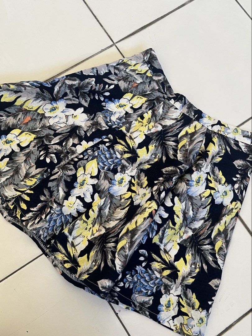 Flowery black and yellow mini skirt (Kategori: Gaun & Rok) berada di Surabaya. Dikirim oleh cccttn (ID iklan 1451231262, Gambar 1). Deskripsi: .