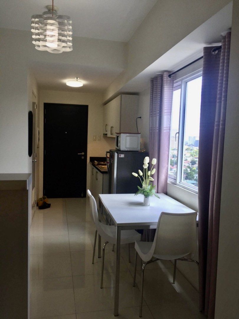 FOR SALE STUDIO UNIT IN PRINCETON (SMDC) (Category: Apartments & Condos) located in Mandaluyong City. Submitted by aireenm (Listing ID 1451287698, Image 3). Description: FOR SALE ‼️‼️ STUDIO UNIT in PRINCETON RESIDENCES (SMDC) Location: Gilmore Avenue Brgy Valencia, Quezon City Floor Area: 23.47sqm, corner unit, Studio type Floor Level: 19th Floor Fully Furnished Facing Robinson's Magnolia Clean title Without Parking Net Price: 2.5M For more inqu