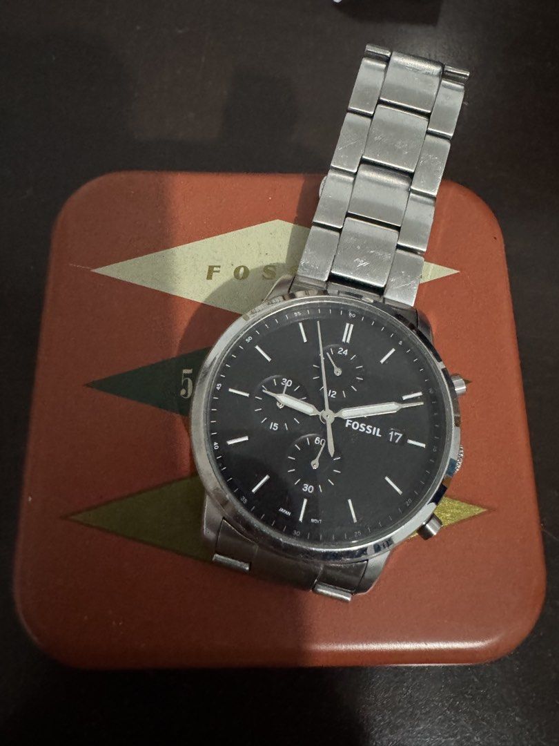 Fossil Chronograph Stainless Steel Watch (Category: Men's Watches) located in Manila. Submitted by ijiman17 (Listing ID 1451321947, Image 2). Description: - Fossil Chronograph Watch - Stainless steel band and case - Grey dial with three subdials - Date window - Includes original Fossil tin - Minor signs of wear on the band -scratches meron din sa glass need battery replacement .