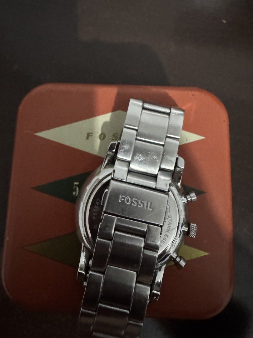 Fossil Chronograph Stainless Steel Watch (Category: Men's Watches) located in Manila. Submitted by ijiman17 (Listing ID 1451321947, Image 3). Description: - Fossil Chronograph Watch - Stainless steel band and case - Grey dial with three subdials - Date window - Includes original Fossil tin - Minor signs of wear on the band -scratches meron din sa glass need battery replacement .