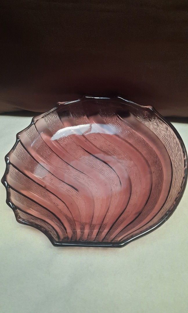 Glass bowl thick shell-shaped 9x2" (Category: Dinnerware & Cutlery) located in Manila. Submitted by luckycharm_215 (Listing ID 1451182028, Image 1). Description: vgc.