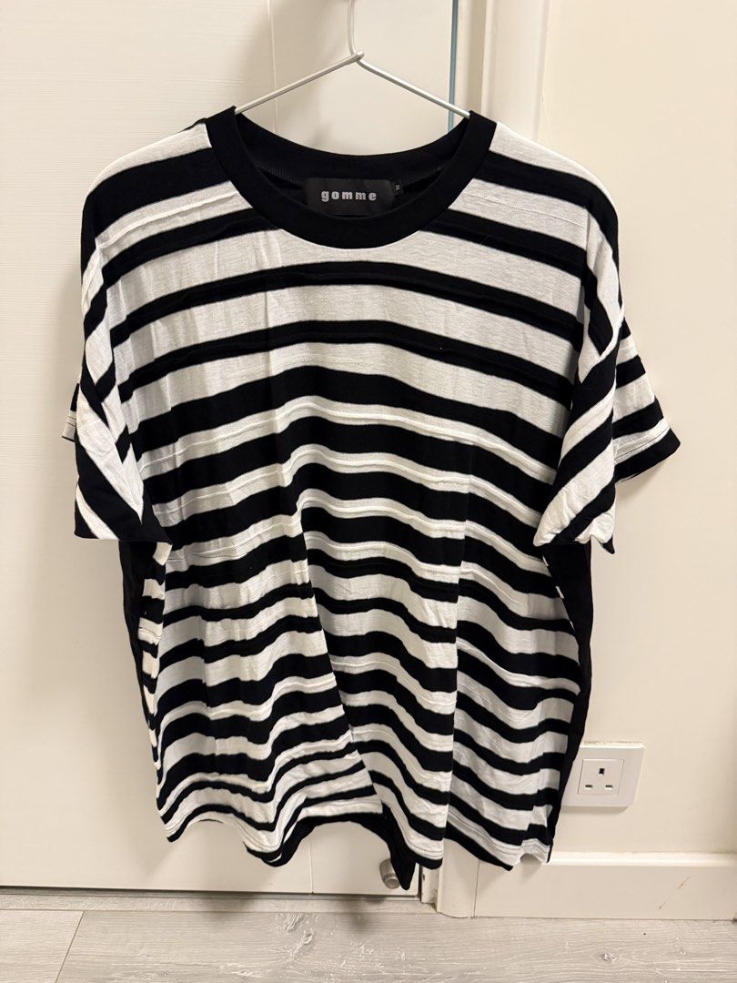 gomme （分類：T-shirt）位於 Hong Kong。 由 tvbts 提交（商品編號 1451248905，圖片 3）。簡介： 極新淨 白 :250 黑白間：299 藍：250 全要600 順豐到付 。