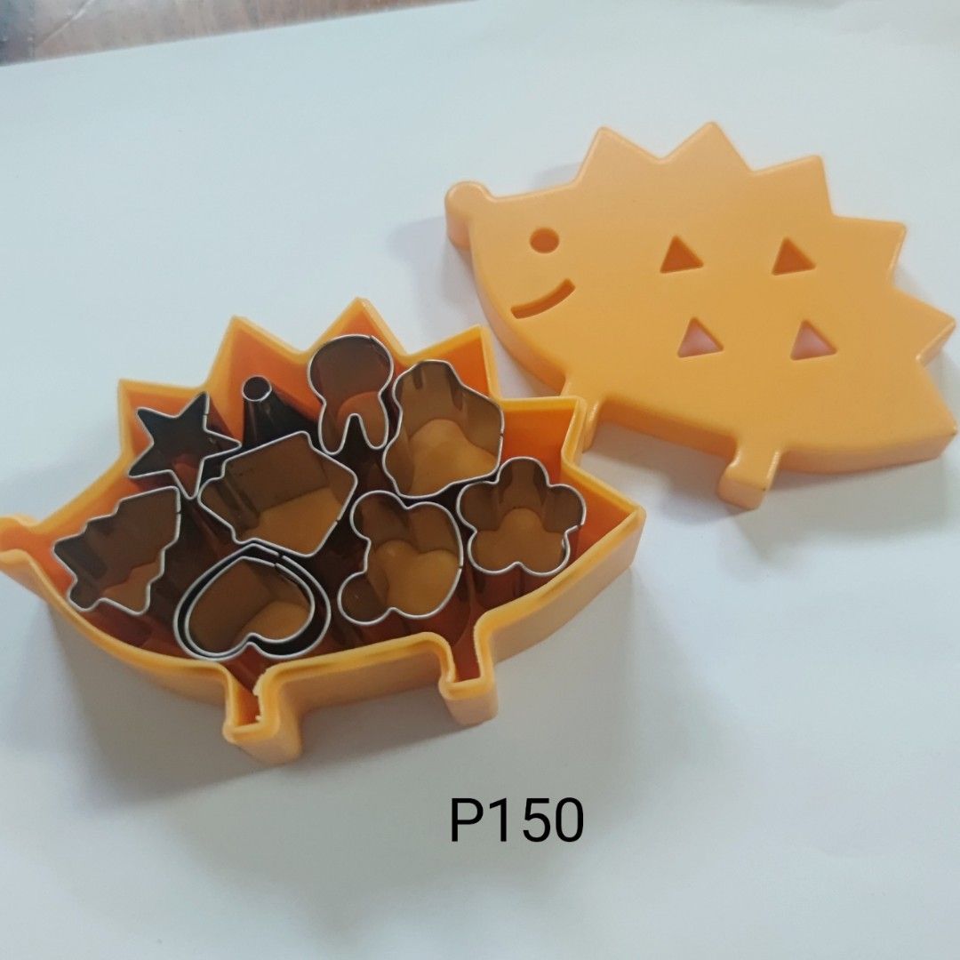 Mini Cookie Cutter Set with Storage Case (Category: Bakeware) located in Muntinlupa City. Submitted by angeline_cga (Listing ID 1451150007, Image 1). Description: - Adorable hedgehog-shaped cookie cutter set. - Includes various fun shapes: stars, hearts, and flowers. - Comes with a cute matching hedgehog storage case. - Ideal for baking delightful treats for parties or bento boxes. - Simple to use and easy to clean..