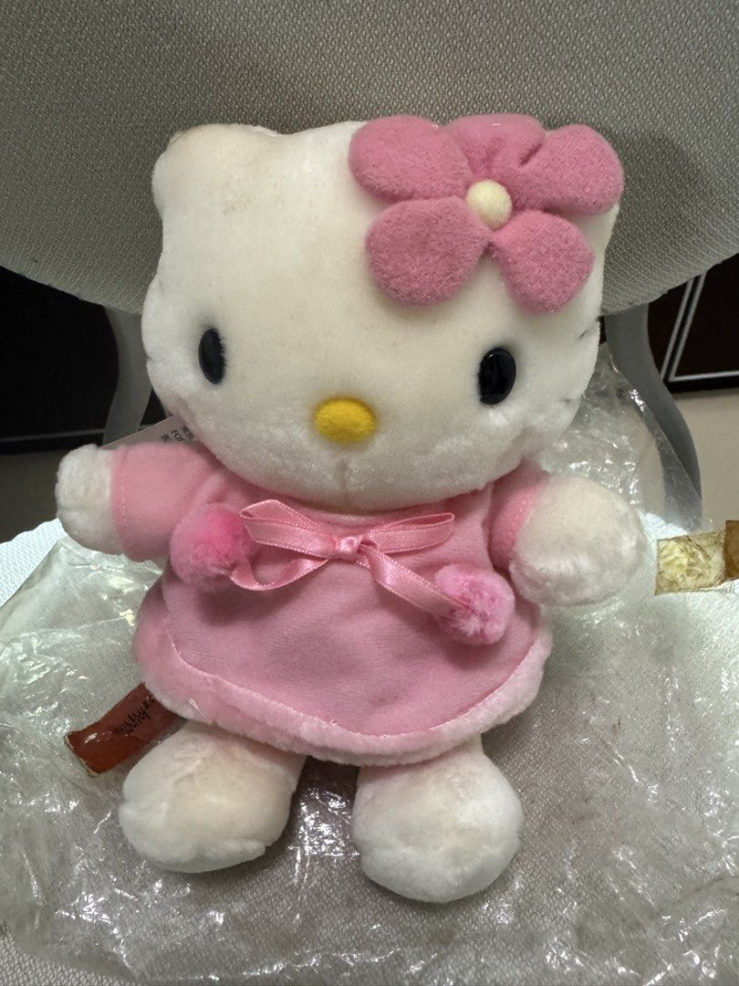 Hello Kitty 天使公仔 （分類：兒童玩具）位於 Hong Kong。 由 sweetsmaggie 提交（商品編號 1451219558，圖片 1）。簡介： 因有歲月嘅痕跡，公仔變黃 完美主義者勿出價 不包任何運費及要承擔風險。