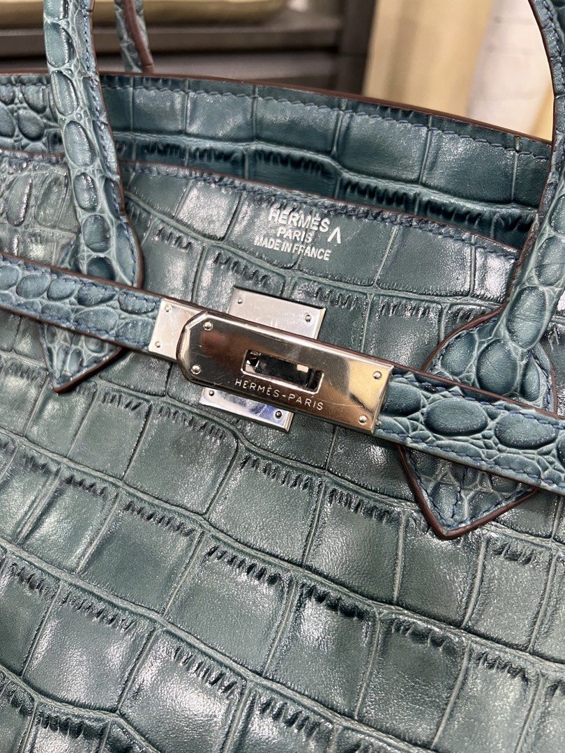 Hermès Birkin 35 (Category: Luxury Bags & Wallets) located in Bacolod City. Submitted by novymae23 (Listing ID 1451145102, Image 3). Description: Hermès Birkin 35 Medium Excellent Condition Minor Sign Of Usage .