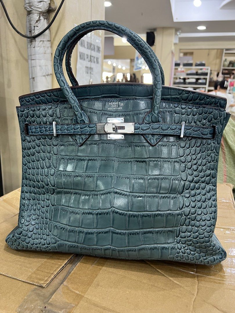 Hermès Birkin 35 (Category: Luxury Bags & Wallets) located in Bacolod City. Submitted by novymae23 (Listing ID 1451145102, Image 1). Description: Hermès Birkin 35 Medium Excellent Condition Minor Sign Of Usage .