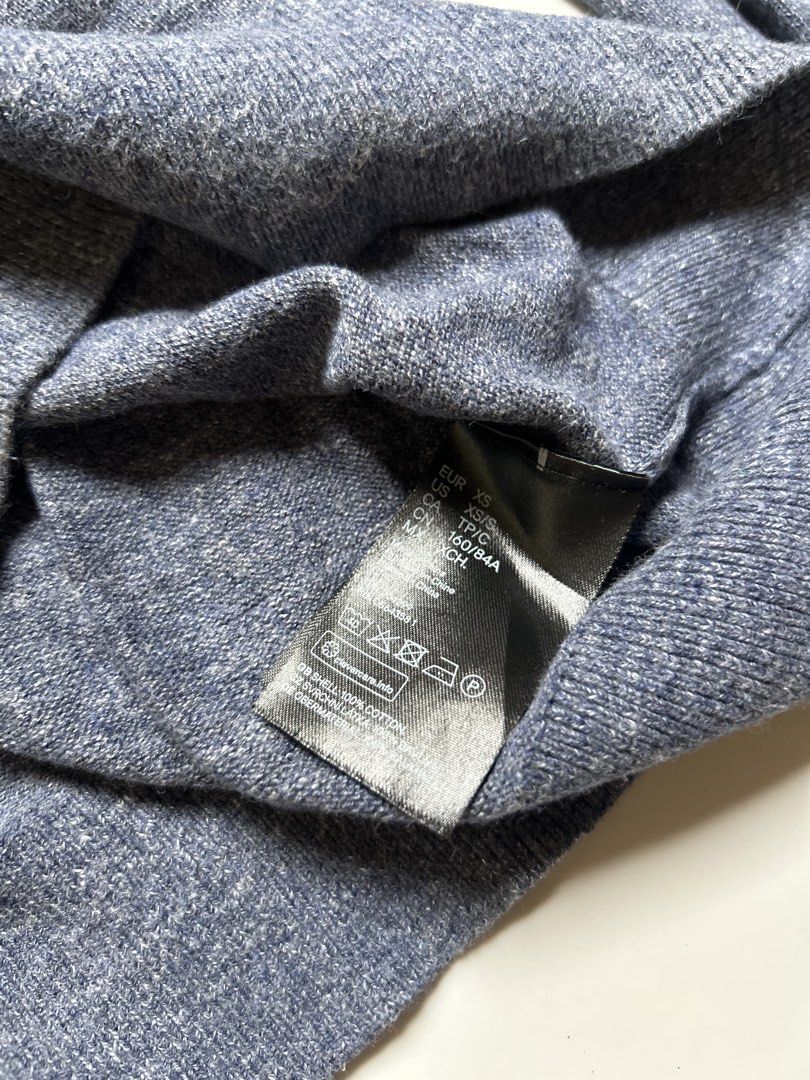 H&M Crew Neck Sweater (Category: Coats, Jackets and Outerwear) located in San Carlos. Submitted by declutterph2420 (Listing ID 1451179454, Image 3). Description: 25x15.