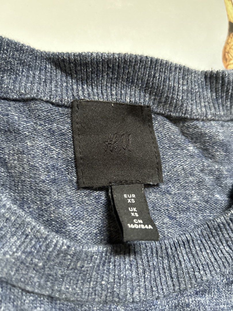 H&M Crew Neck Sweater (Category: Coats, Jackets and Outerwear) located in San Carlos. Submitted by declutterph2420 (Listing ID 1451179454, Image 2). Description: 25x15.