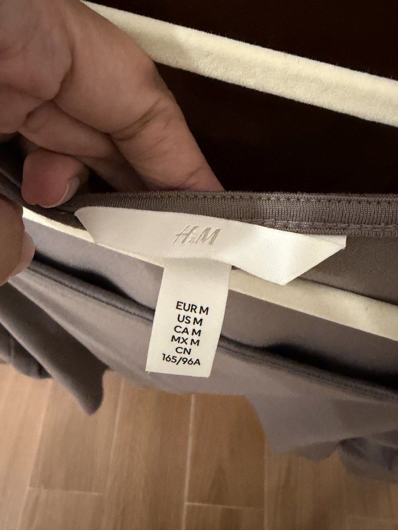 H&M Long Sleeve Square Neck Top Size M (Category: Blouses) located in Davao. Submitted by _casells (Listing ID 1451182499, Image 2). Description: - Grey long sleeve top from H&M - Features a stylish square neckline - Made with soft, comfortable fabric - Size Medium (M) - Perfect everyday basic for any wardrobe.