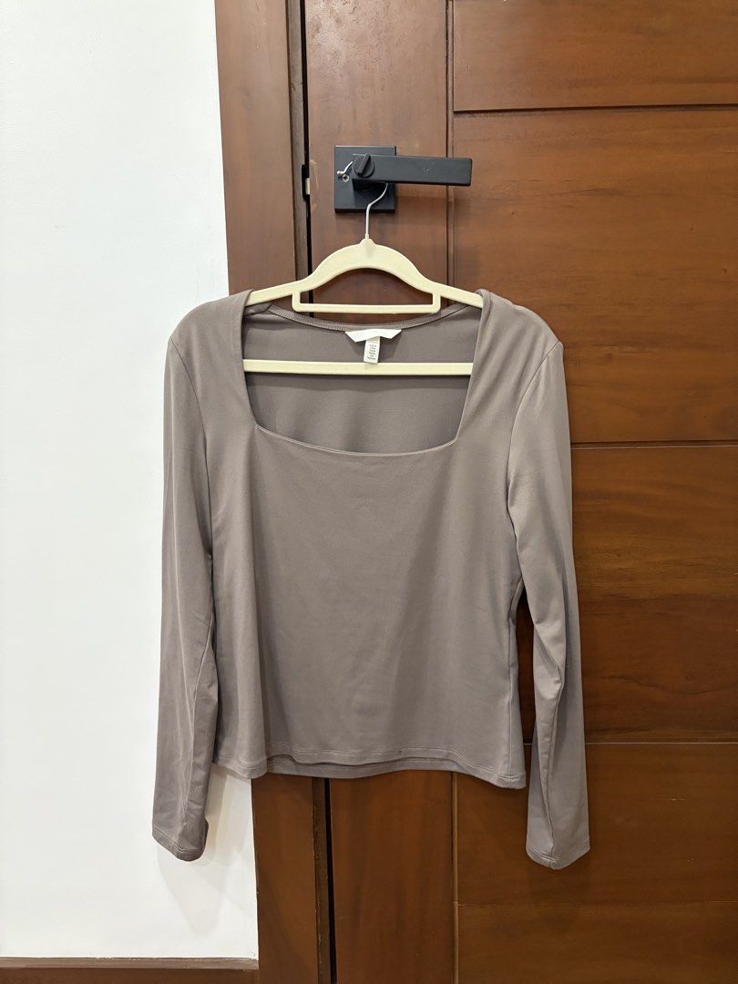 H&M Long Sleeve Square Neck Top Size M (Category: Blouses) located in Davao. Submitted by _casells (Listing ID 1451182499, Image 1). Description: - Grey long sleeve top from H&M - Features a stylish square neckline - Made with soft, comfortable fabric - Size Medium (M) - Perfect everyday basic for any wardrobe.