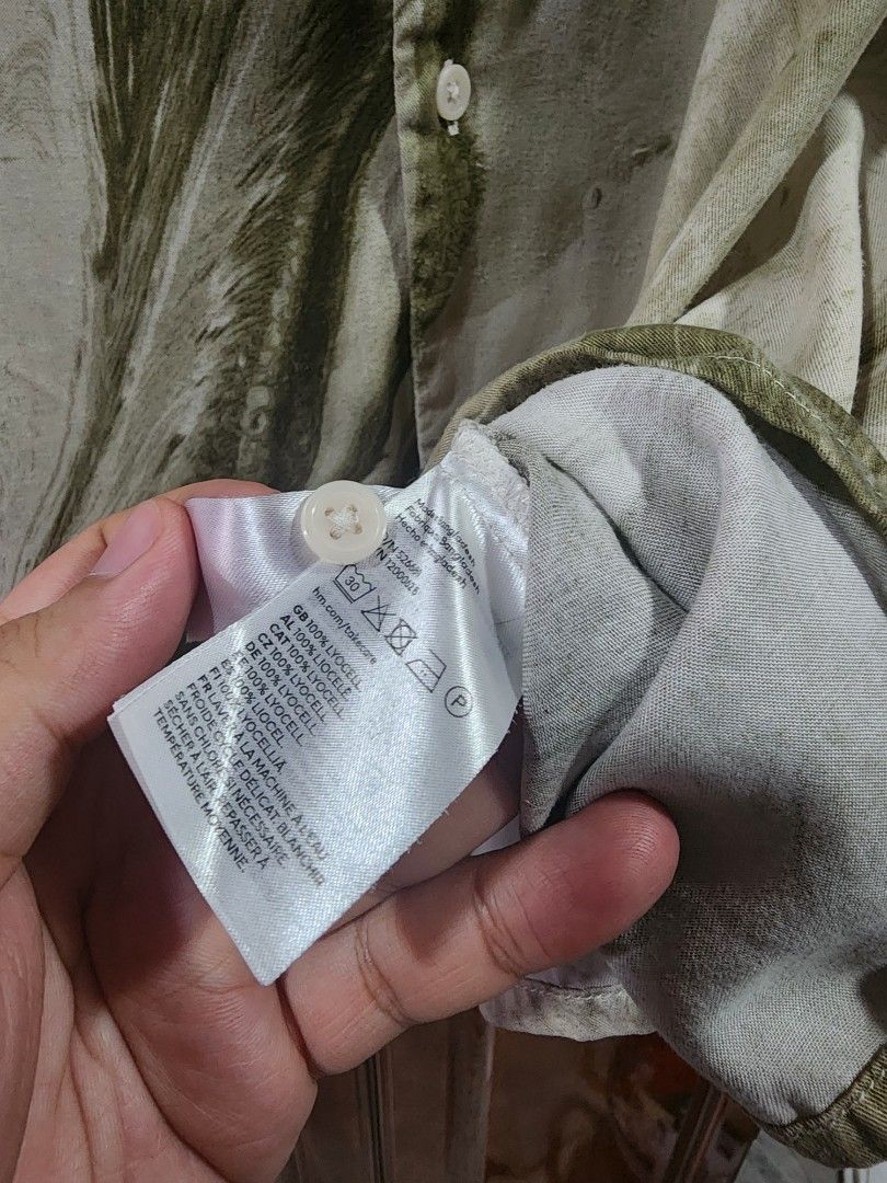 H&M Marble Print Shirt (Green) (Category: Formal Shirts) located in Manila. Submitted by brandedvanda_98 (Listing ID 1451195833, Image 3). Description: Original Price: Php 1790 Release: Spring 2025 H&M Model on Last Photo ✨️Easy to Steam Iron ✨️Lightly Used ✨️Very Little Piling, No Stain ✨️Regular Fit.