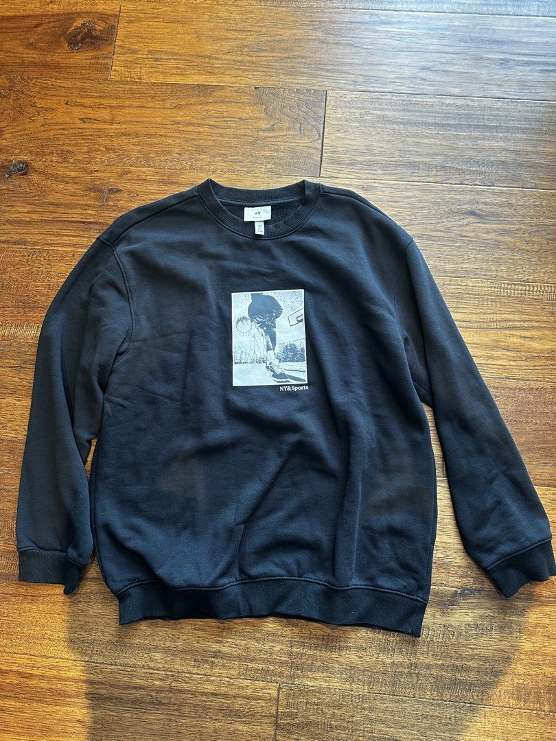 H&M Relaxed Fit Graphic Sweatshirt (Category: Hoodies) located in Manila. Submitted by xandercoronel (Listing ID 1451201715, Image 1). Description: - Black H&M sweatshirt - Relaxed fit - Graphic print on front - Size: Medium - Ideal for casual wear.