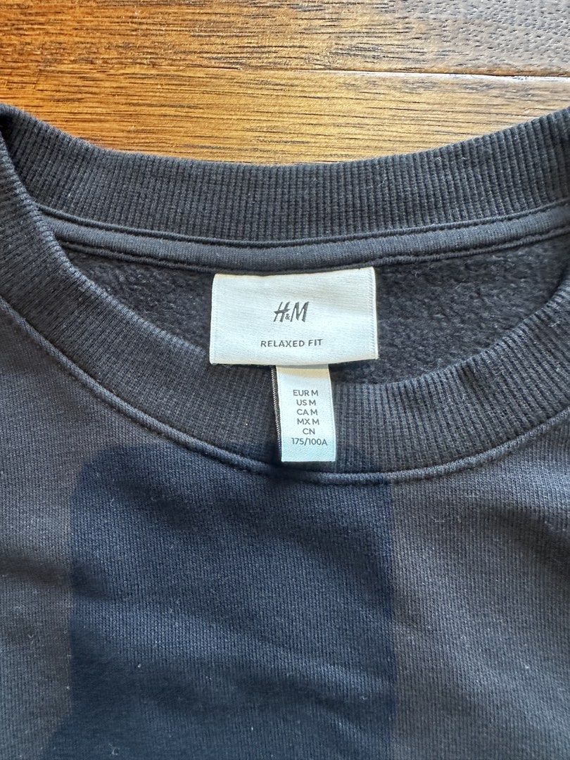 H&M Relaxed Fit Graphic Sweatshirt (Category: Hoodies) located in Manila. Submitted by xandercoronel (Listing ID 1451201715, Image 2). Description: - Black H&M sweatshirt - Relaxed fit - Graphic print on front - Size: Medium - Ideal for casual wear.