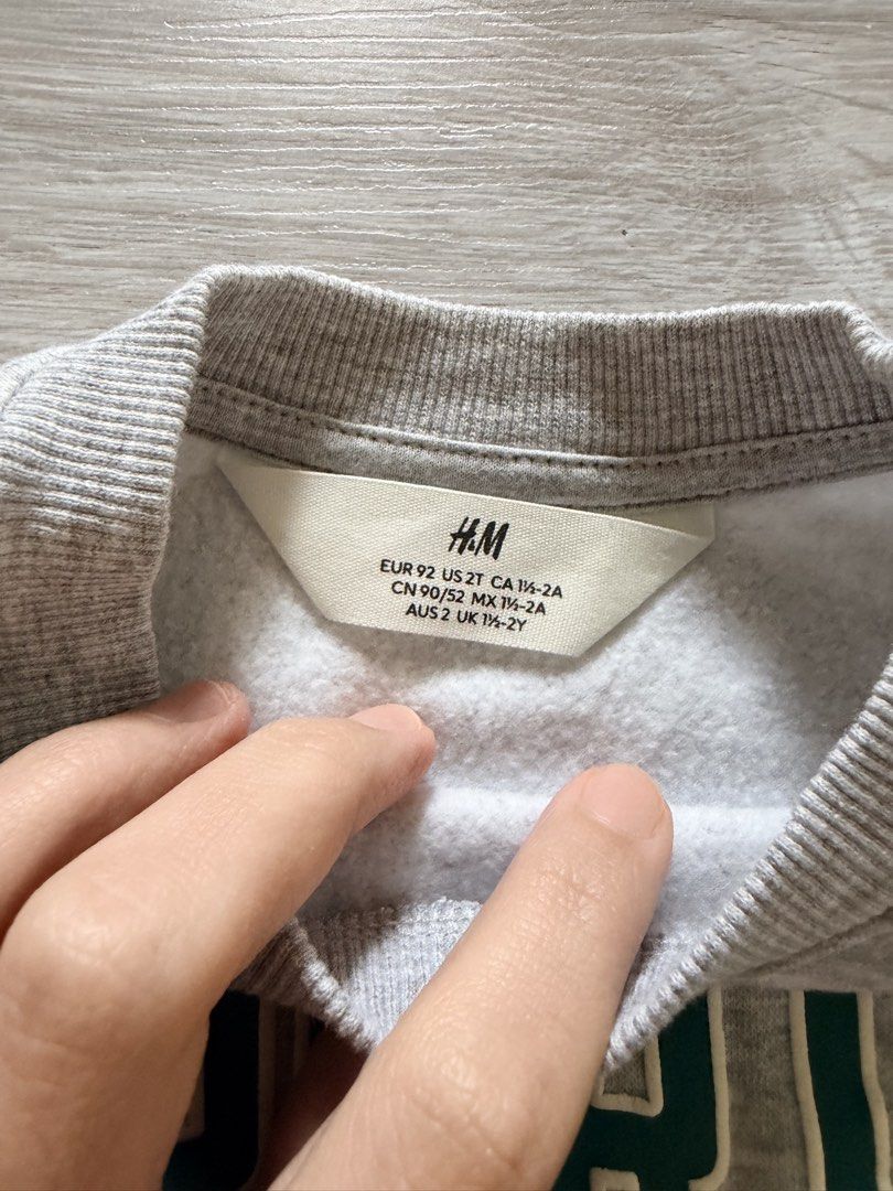 H&M sweater unisex 1-3yo (Category: Babies & Kids Fashion) located in Davao. Submitted by hi_everythingmustgo (Listing ID 1451181775, Image 2). Description: H&M sweater (unisex) 1.5-2yo Used once in Japan only. Very good condition.