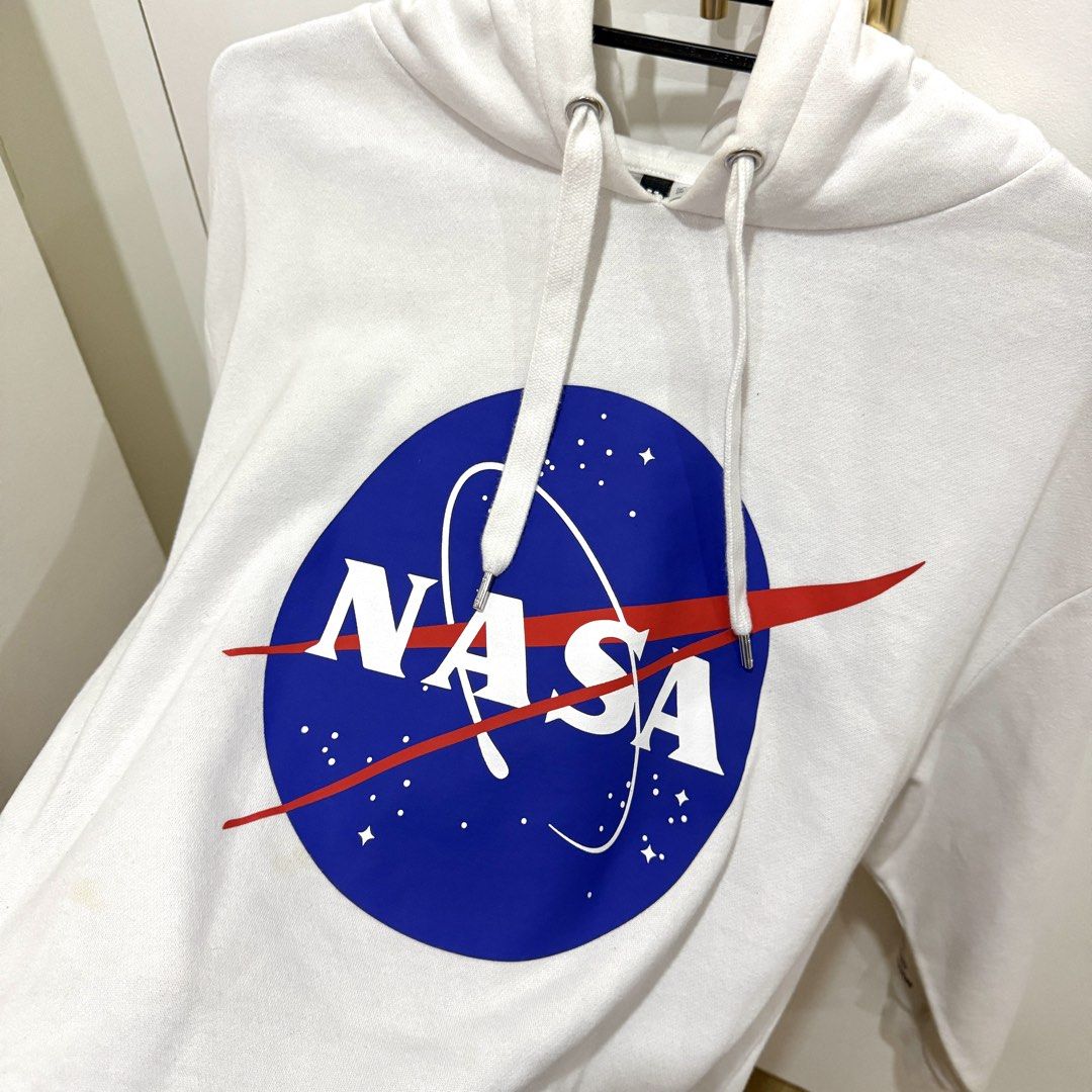 H&M White NASA Hoodie (Category: Coats, Jackets and Outerwear) located in Cainta. Submitted by ac.decluttering (Listing ID 1451319361, Image 2). Description: H&M White NASA Hoodie Size: XL Rarely used Has a minor flaw (please see photos) .