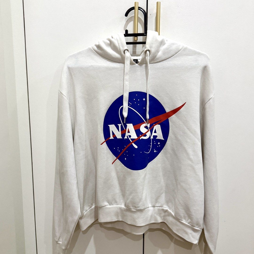 H&M White NASA Hoodie (Category: Coats, Jackets and Outerwear) located in Cainta. Submitted by ac.decluttering (Listing ID 1451319361, Image 1). Description: H&M White NASA Hoodie Size: XL Rarely used Has a minor flaw (please see photos) .