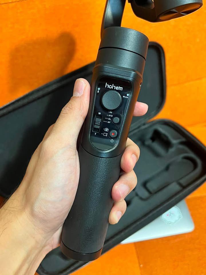 Hohem Gimbal Stabilizer with Case (Category: Gimbals & Stabilizers ) located in Manila. Submitted by sky_ris03 (Listing ID 1451312052, Image 2). Description: Hohem gimbal for smooth videos. Includes hard case and all accessories. Perfect for vlogging and mobile filming. 🚨 RUSH SALE! Like-New Hohem Gimbal! 🚨 Steal deal alert! 📸✨ Selling my Hohem iSteady Mobile+ 3-Axis Gimbal—as in USED ONCE ONLY! Nabili ko sa Saudi, at nakatabi lang sa case. Ki