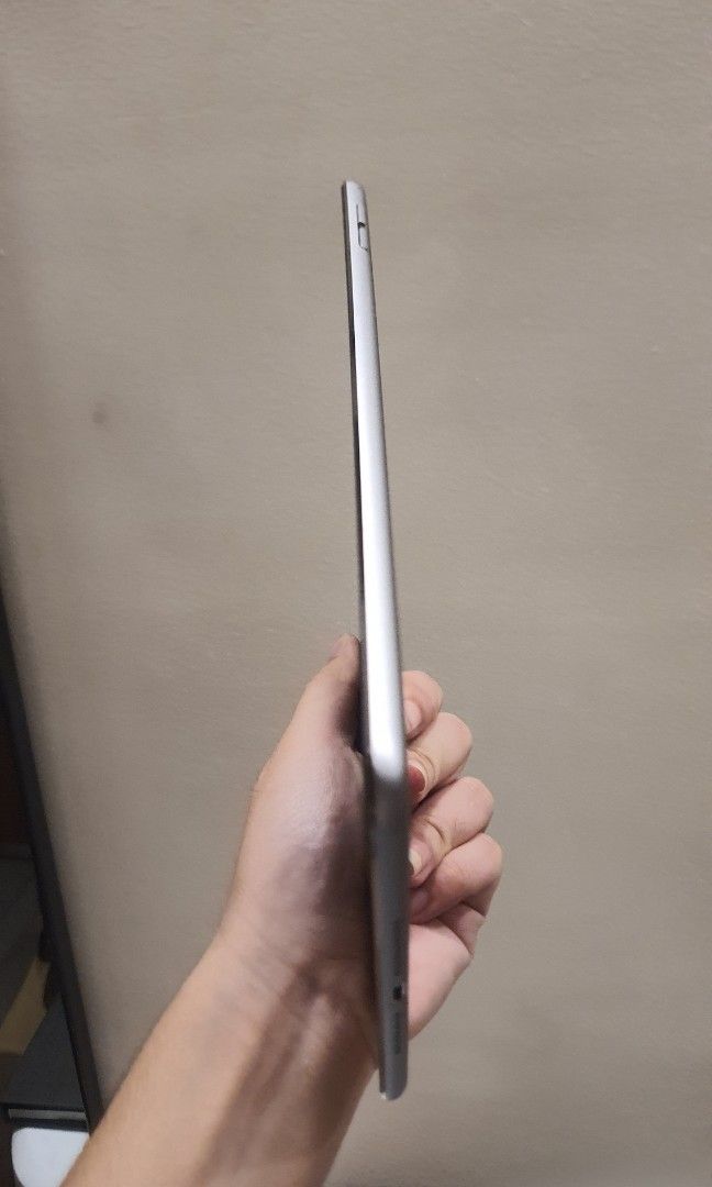 Ipad mini 4 (Category: iPad) located in Manila. Submitted by quickcrystal_7ae0ed (Listing ID 1451220614, Image 2). Description: Good condition. Only one minor dent in the corner. No other problems. Barely used..