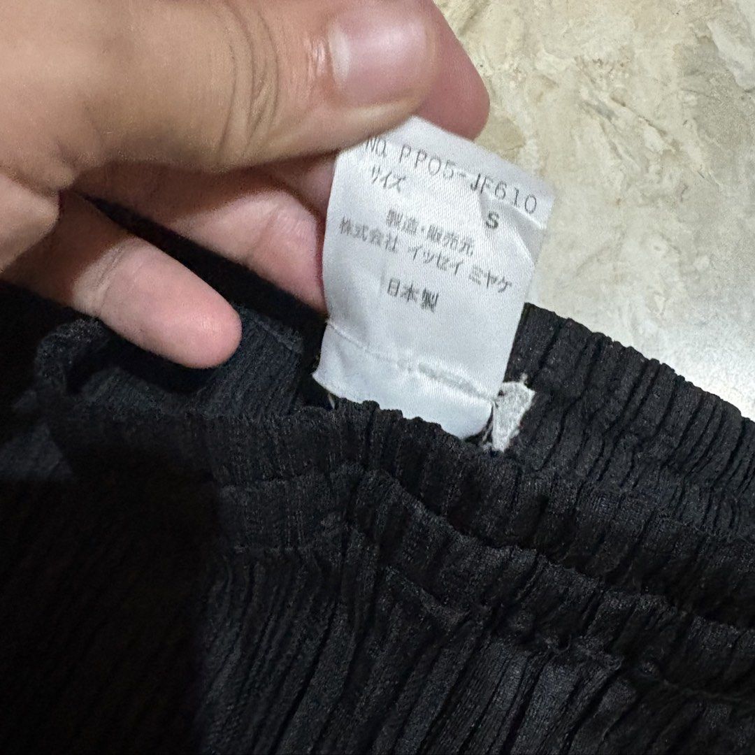 IsseyMiyake Pleated Short (Category: Shorts) located in Dinalupihan. Submitted by hell.thrift (Listing ID 1451205190, Image 3). Description: No issue Not altered .