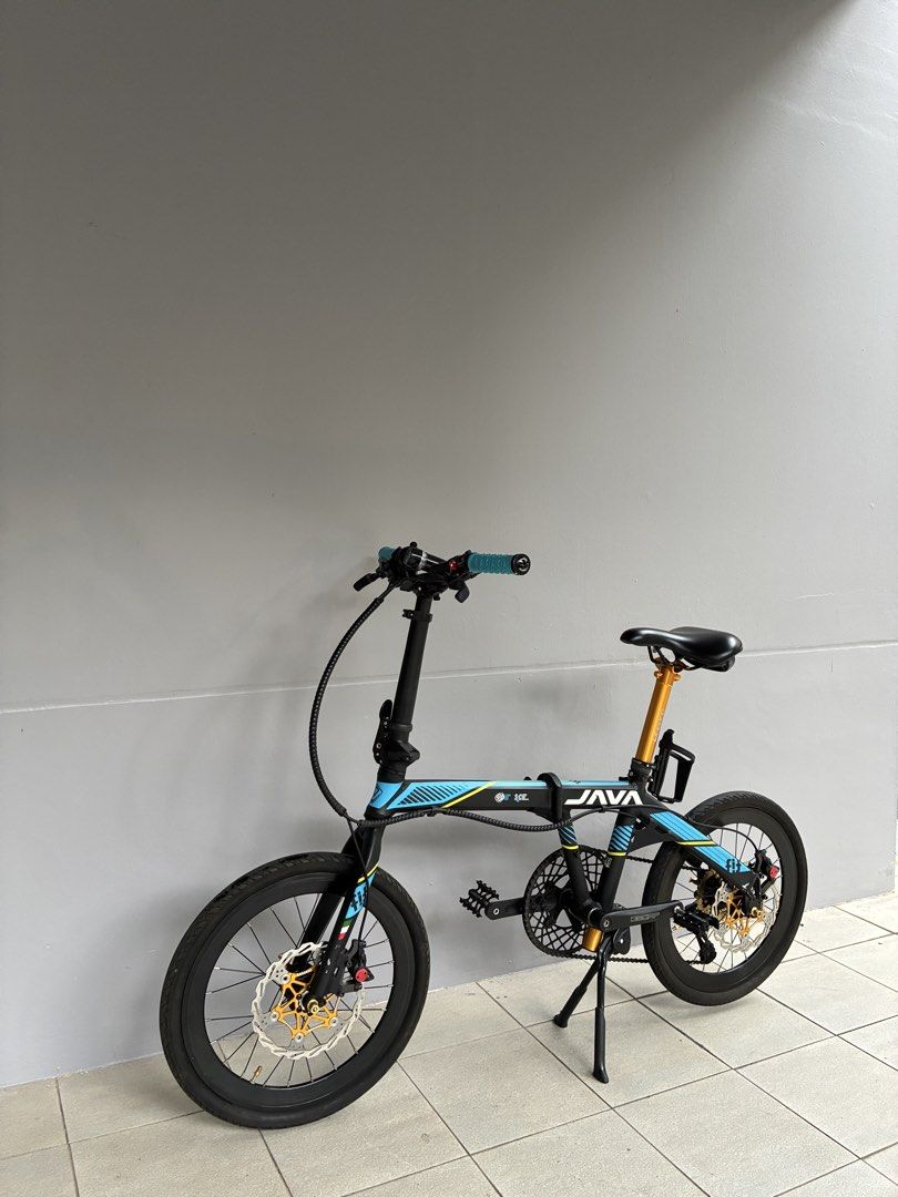 JAVA Foldable Bicycle (Category: Bicycles) located in Singapore. Submitted by soars321 (Listing ID 1451182016, Image 2). Description: - JAVA folding bike - 16-inch wheels - Reliable disc brakes - Stylish gold accents on hubs and seat post - Lightweight and easy to fold - Ideal for commuting and casual rides - Comes with hydraulic brakes - Price able to negotiate - Ready for a new owner .