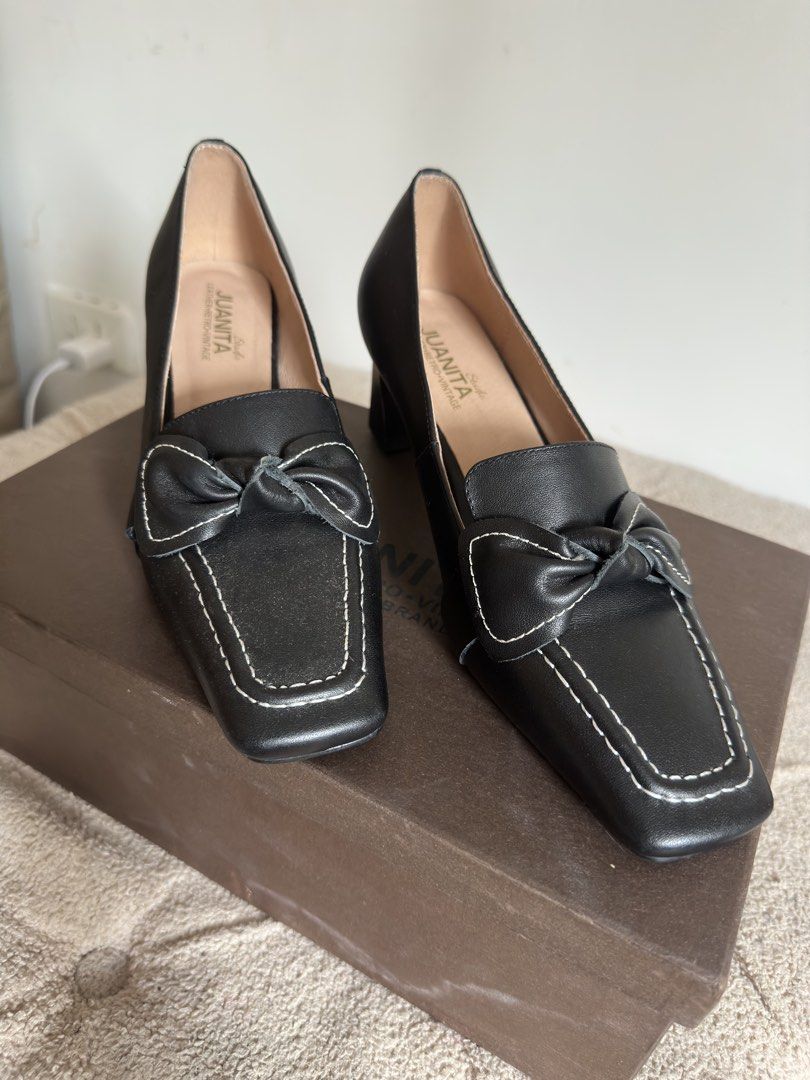 Juanita Studio "Sol" black leather pumps (Category: Loafers) located in San Simon. Submitted by katechicha96 (Listing ID 1451250405, Image 2). Description: .