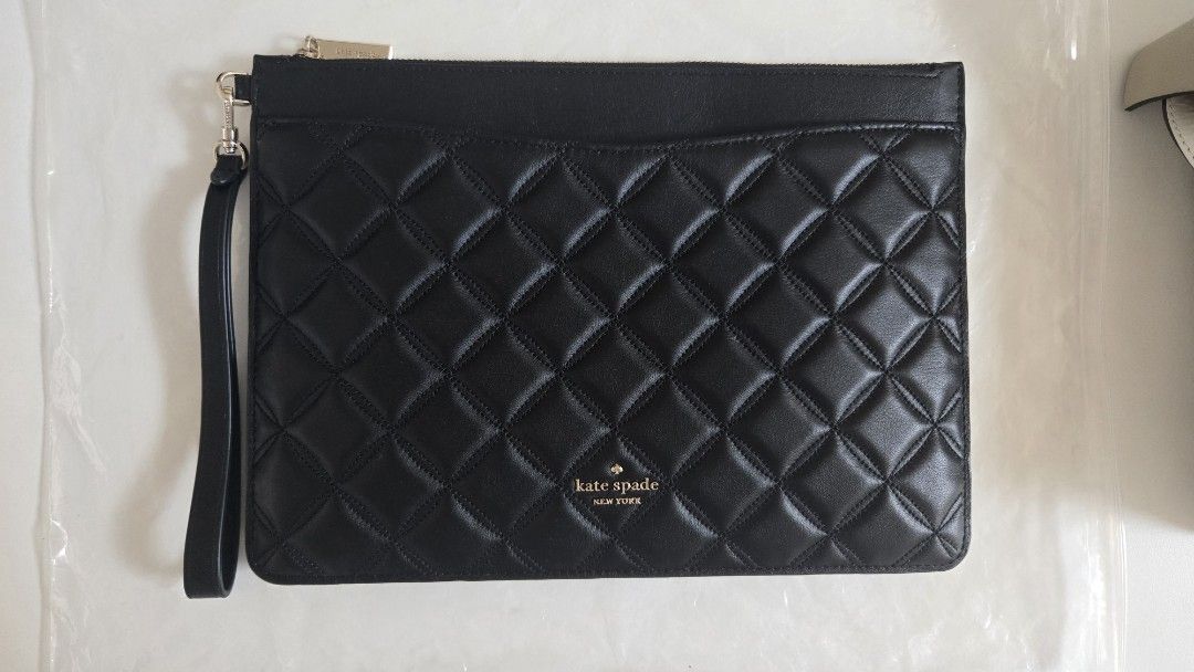 Kate spade （分類：銀包、卡片套）位於 Hong Kong。 由 taitai9668 提交（商品編號 1451178133，圖片 1）。簡介： 手抓包.Clutch.返工出去食中午最好，或tote bag入面分類。 清屋發現...全新。