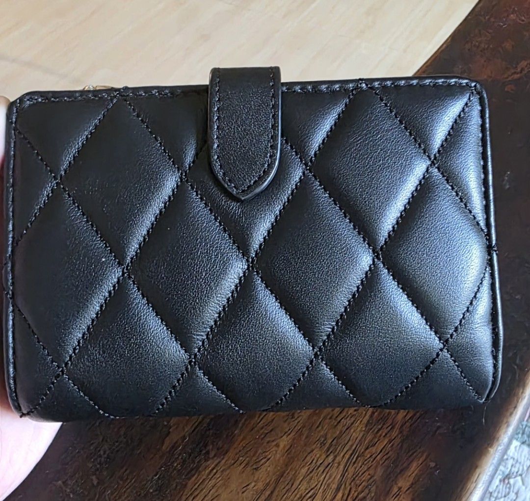 Kate Spade Quilted Bifold Medium Wallet (Category: Wallets & Card holders) located in Mandaluyong City. Submitted by mlstuff28 (Listing ID 1451233819, Image 2). Description: -Authentic -Made with smooth quilted leather -With nine card slots, an ID window, two slip pockets and a bill compartment for cash -designed for everyday use and easy organization Mop: bank transfer/gcash.