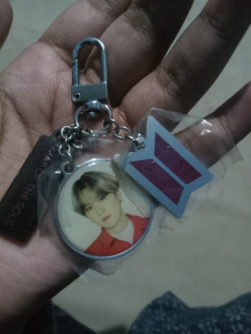 Keychain Suga MOTS (Kategori: K-Wave) berada di Bandung. Dikirim oleh izena_017 (ID iklan 1451296387, Gambar 3). Deskripsi: WTS keychain Suga era MOTS Masih sealed Barang langka.