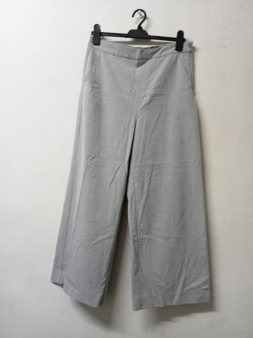 L ❤️ GU Light Grey Wide Leg Cropped Pants (Category: Other Bottoms) located in Johor Bahru. Submitted by gobokpenuh (Listing ID 1451158122, Image 1). Description: Clear Almari Waist 32 inci Length 38 inci Not fussy buyer, tq .