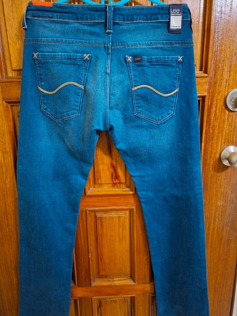 Lee Jeans Blue Denim Straight Fit (Category: Jeans) located in Quezon City. Submitted by rv_sell (Listing ID 1451245732, Image 2). Description: Lee Urban Riders RFS: wrong size -Size: 32 (Waist 32") -Stretch denim for added comfort -Slim fit -Dark blue wash -Excellent overall condition -No holes, stains, or major flaws -All buttons and stitching intact.