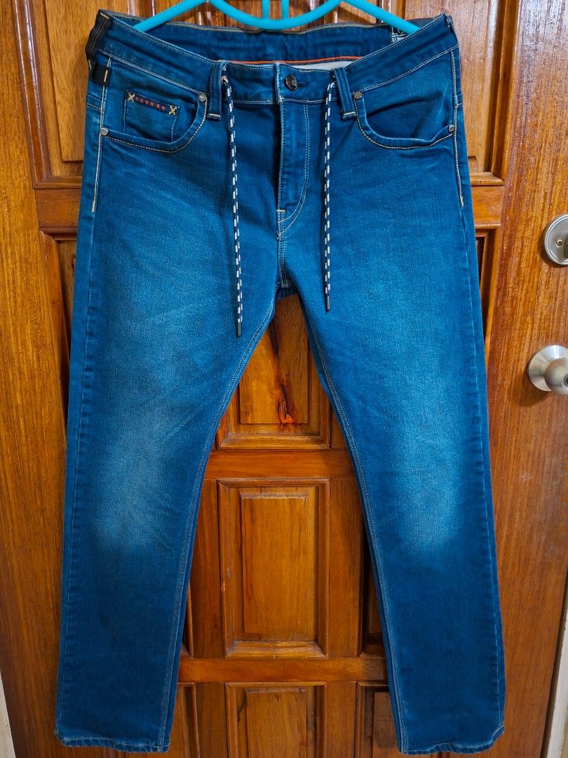 Lee Jeans Blue Denim Straight Fit (Category: Jeans) located in Quezon City. Submitted by rv_sell (Listing ID 1451245732, Image 1). Description: Lee Urban Riders RFS: wrong size -Size: 32 (Waist 32") -Stretch denim for added comfort -Slim fit -Dark blue wash -Excellent overall condition -No holes, stains, or major flaws -All buttons and stitching intact.