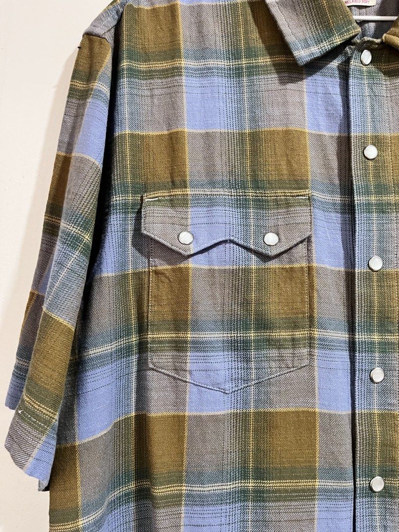 Levi's Plaid Boxy Western Shirt (Category: Tshirts & Polo Shirts ) located in Baguio. Submitted by lovelemons (Listing ID 1451278204, Image 3). Description: Brand new Levi's Plaid Boxy Western Shirt Men's Small on Tag No issues.