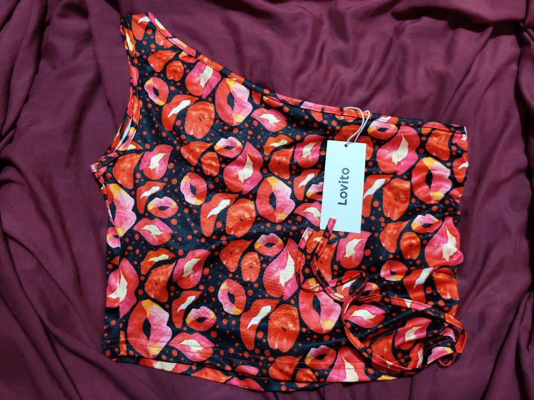 Lovito One Shoulder Top - Size XL - Lip Print (Category: Sleeveless) located in Quezon City. Submitted by dolcegioia (Listing ID 1451295491, Image 1). Description: - Lovito One-Shoulder Top - Bold all-over lip print - Ruched detail on the side - Size: XL - Made in China - Ideal for night outs or parties.