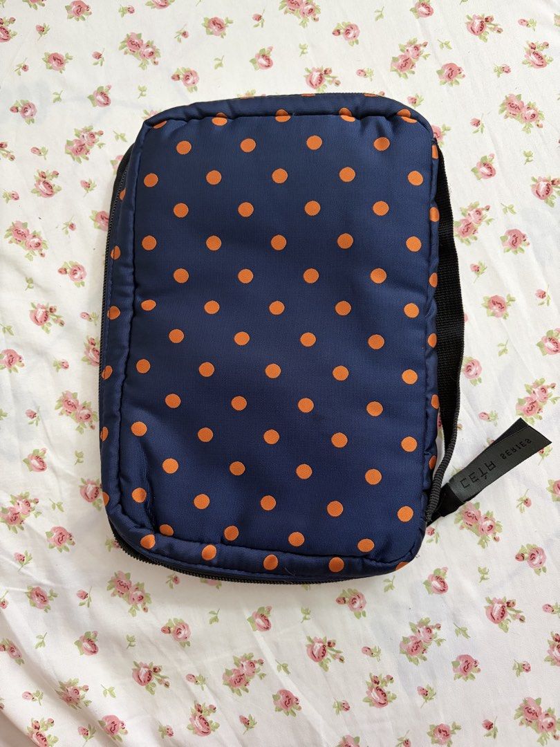 mark's togakure a5 pouch (Category: Purses & Pouches) located in Las Pinas. Submitted by jellybeans45 (Listing ID 1451150712, Image 2). Description: fits a5 hobonichi.