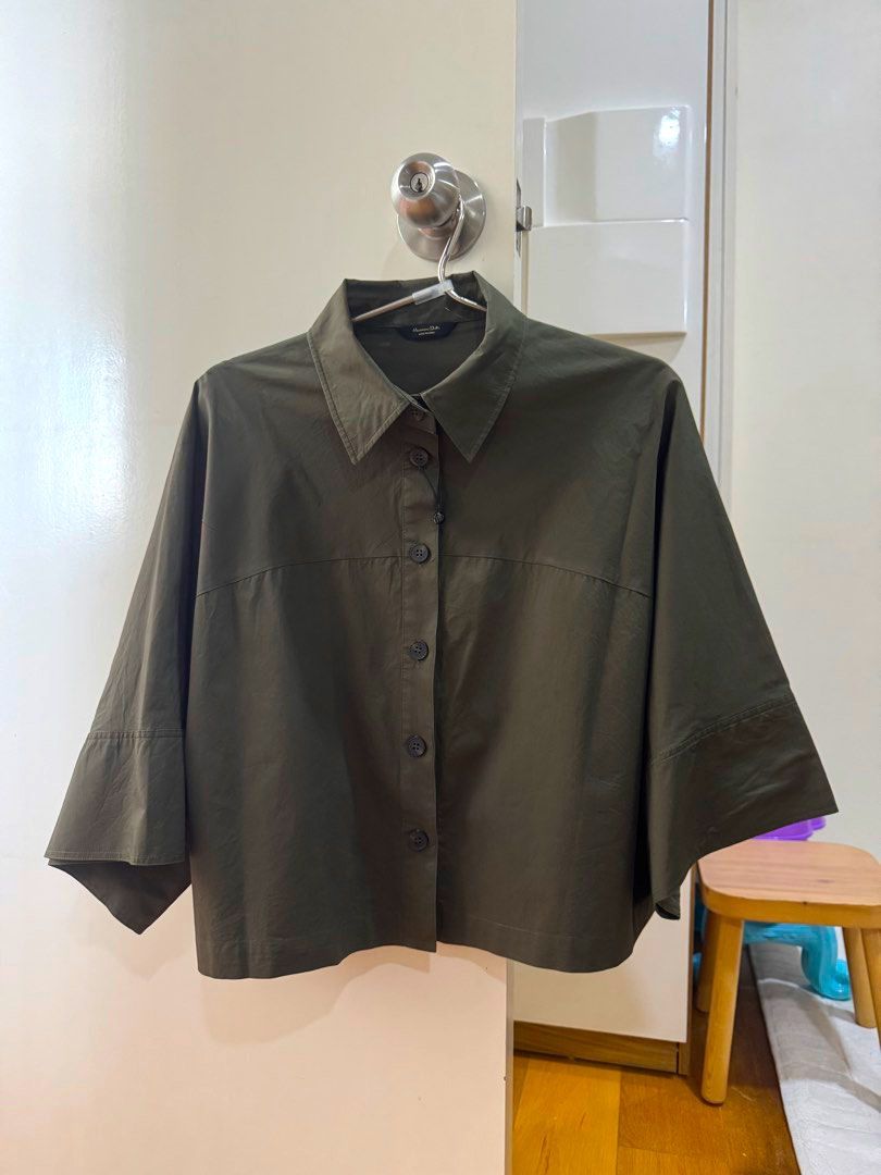 Massimo Dutti Boxy Top in M (Category: Blouses) located in Mandaluyong City. Submitted by grmnk (Listing ID 1451138234, Image 1). Description: Worn once only Bought for 5K 🥲 Really beautiful forest/army-ish green color (cool undertone) RFS: Boxy tops are not flattering for my body type :( BPI / GCash GGX / Grab / Lalamove from Mandaluyong .