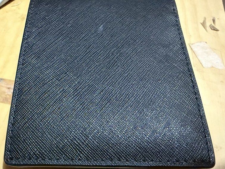 Michael Kors黑色銀包 不包cardholder （分類：銀包、卡片套）位於 Hong Kong。 由 siusiu144 提交（商品編號 1451284943，圖片 2）。簡介： 原價59x 正貨 不包cardholder 購自ig代購shop 正貨正品 淨係拎左個cardholder嚟自用 大銀包全新無用過 。
