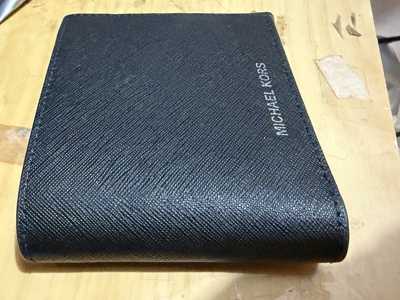 Michael Kors黑色銀包 不包cardholder （分類：銀包、卡片套）位於 Hong Kong。 由 siusiu144 提交（商品編號 1451284943，圖片 1）。簡介： 原價59x 正貨 不包cardholder 購自ig代購shop 正貨正品 淨係拎左個cardholder嚟自用 大銀包全新無用過 。