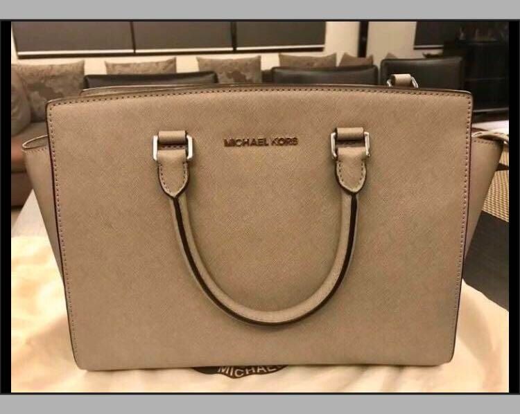 MICHAEL KORS GRAY SELMA BAG (Category: Luxury Bags & Wallets) located in Makati City. Submitted by seriousdeclutteringmission (Listing ID 1451134011, Image 3). Description: Authentic Michael Kors Gray Selma Bag Purchased in MK Edsa Shangri La (receipt available for viewing upon request) May be hand-carried or shoulder bag (comes with detachable long strap) Comes with dustbag..