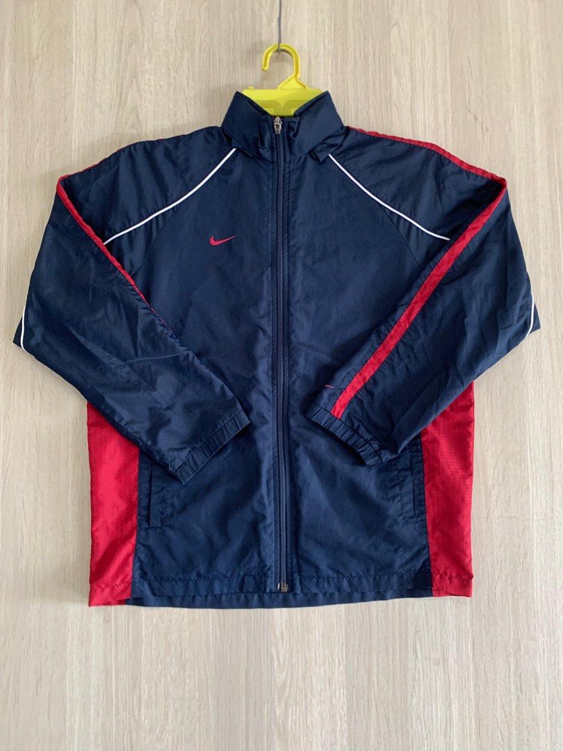 NIKE Windbreaker Jacket (Category: Coats, Jackets and Outerwear) located in Ketereh. Submitted by ezustore (Listing ID 1451282981, Image 1). Description: ⚠️ Sila Baca Detail Dahulu Sebelum Payment ⚠️ _______________________________________________________________________ ↘️BRAND : NIKE ↘️SIZE : L ↘️PIT : 22 ↘️LENGTH: 26 ↘️SLEEVE: 22.5 ↘️CONDITION : 9/10 (Logo DiBelakang Faded) ↘️MADE IN : CHINA ____________________________________________________