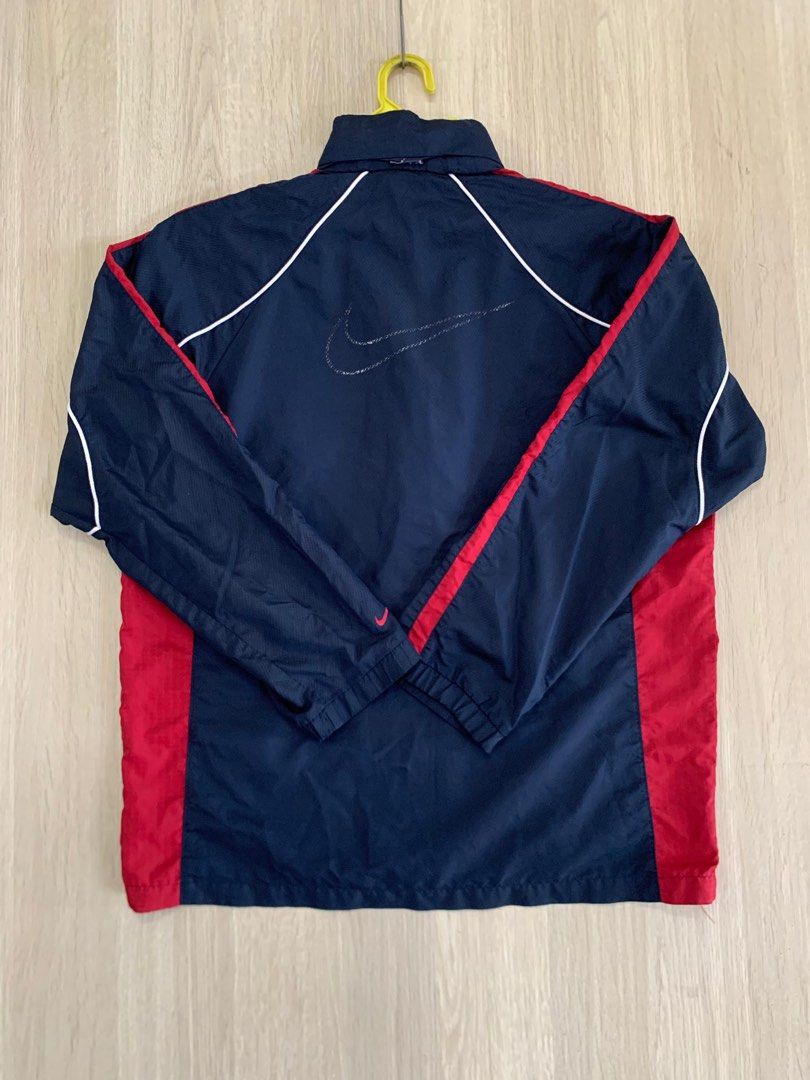 NIKE Windbreaker Jacket (Category: Coats, Jackets and Outerwear) located in Ketereh. Submitted by ezustore (Listing ID 1451282981, Image 2). Description: ⚠️ Sila Baca Detail Dahulu Sebelum Payment ⚠️ _______________________________________________________________________ ↘️BRAND : NIKE ↘️SIZE : L ↘️PIT : 22 ↘️LENGTH: 26 ↘️SLEEVE: 22.5 ↘️CONDITION : 9/10 (Logo DiBelakang Faded) ↘️MADE IN : CHINA ____________________________________________________