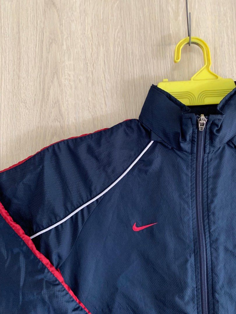 NIKE Windbreaker Jacket (Category: Coats, Jackets and Outerwear) located in Ketereh. Submitted by ezustore (Listing ID 1451282981, Image 3). Description: ⚠️ Sila Baca Detail Dahulu Sebelum Payment ⚠️ _______________________________________________________________________ ↘️BRAND : NIKE ↘️SIZE : L ↘️PIT : 22 ↘️LENGTH: 26 ↘️SLEEVE: 22.5 ↘️CONDITION : 9/10 (Logo DiBelakang Faded) ↘️MADE IN : CHINA ____________________________________________________