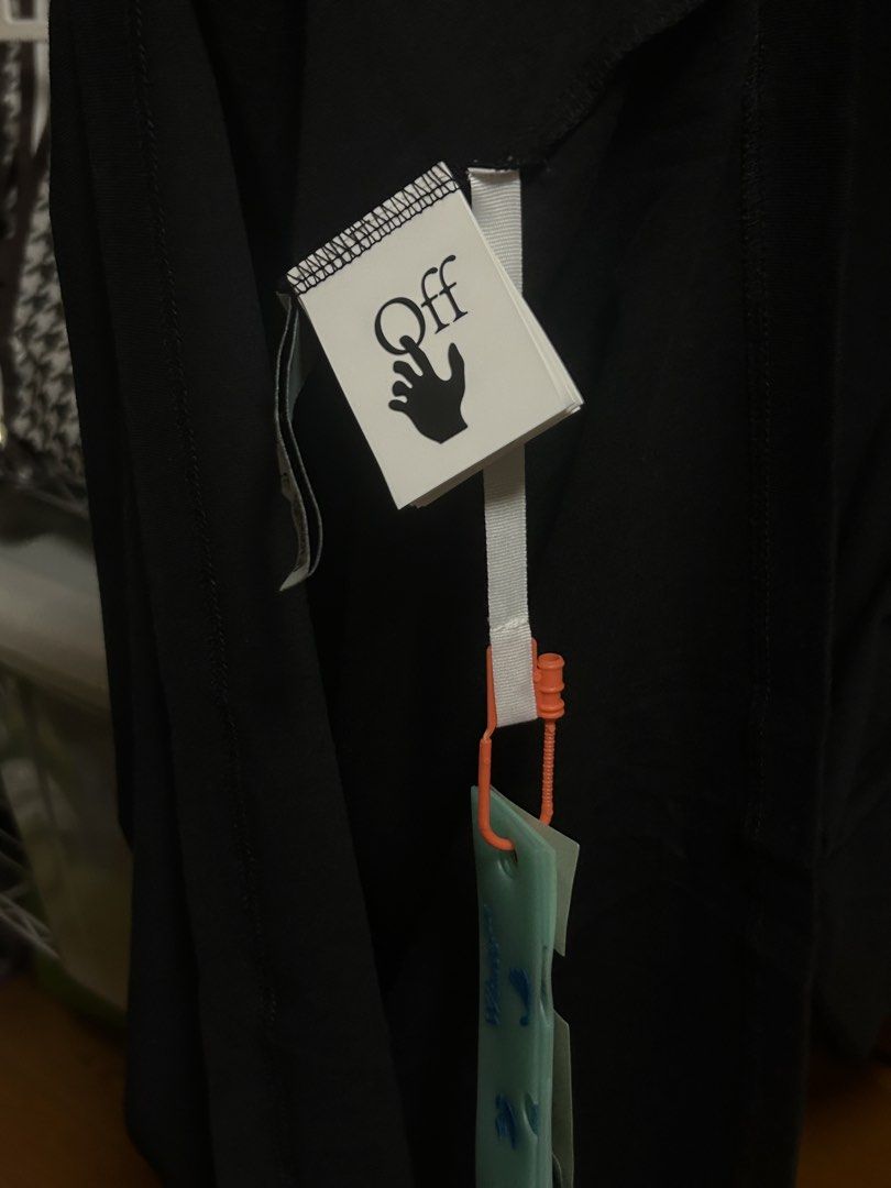 由 handsomeboy.second (刊登 ID 1451205906，圖片 3) 提交，位於 新北市 (New Taipei) 的 Off-White Stencil Logo T-Shirt (類別：T恤、Polo衫)，說明：在家裡翻到的 全新 放放看有沒有人要買 沒有就自己穿了 它m號就可以穿到180的人了 尺寸問題不用擔心。