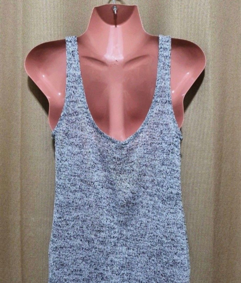 Original H&M Dividend sleeveless / tops (Category: Sleeveless) located in Manila. Submitted by phoebecali (Listing ID 1451272708, Image 3). Description: - Brand : H & M Dividend - Grey marled knit tank top - Large black heart graphic with "Bonjour Tristesse" in white script - Scoop neckline - Racerback style - Lightweight and breathable fabric - Perfect for casual wear or layering - Size : US Small - Condition : used only 1x time. Good as new Tag