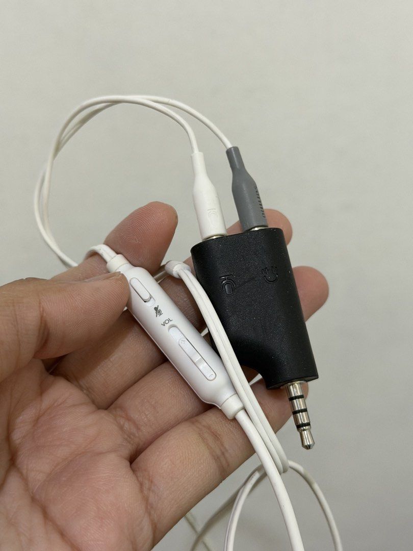 Philips SHM7110U headphones (Category: Headphones & Headsets) located in Calamba. Submitted by xjaerniisz (Listing ID 1451170454, Image 3). Description: Desc: - Includes a splitter adapter - Comes with a decorative paper - barely used it - no box Guidelines: - Payment first policy - Buyer will shoulder shipping fee - MOP: GCASH 📍Calamba .